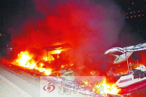 觀光船著火，火光沖天。