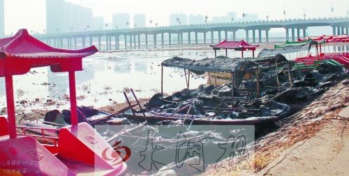 被燒毀的觀光船，殘破不堪。