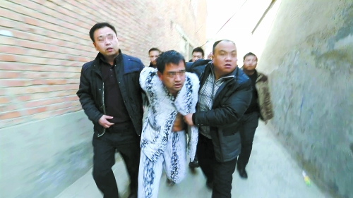 犯罪嫌疑人被抓獲 開封市公安局供圖 犯罪嫌疑人被抓獲 開封市公安局供圖