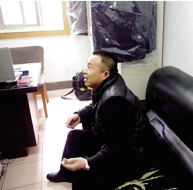 無證開套牌桑塔納轎車的段某，在華中食品城賣酒。