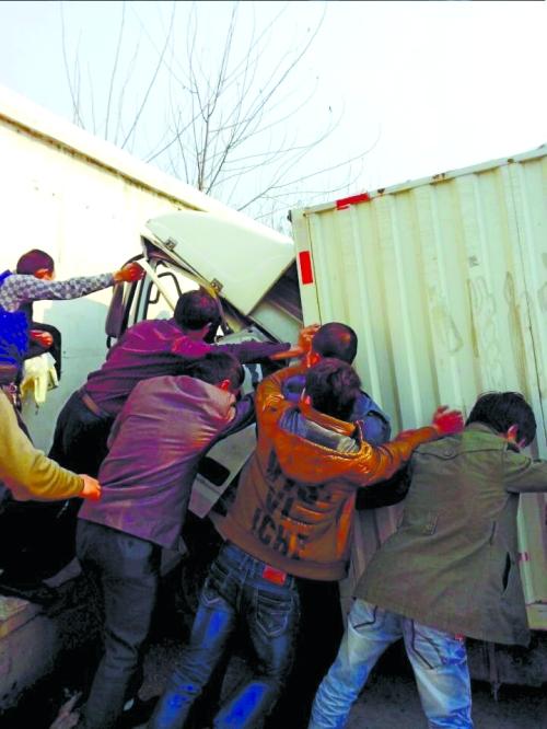 眾人把車(chē)往后推，從駕駛室救人