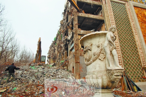 城東路下穿隧道動工，建筑垃圾占據(jù)了人行道。