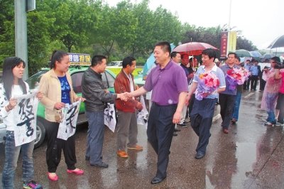 專案組押解嫌疑人回洛，的哥的姐自發(fā)前來迎接。