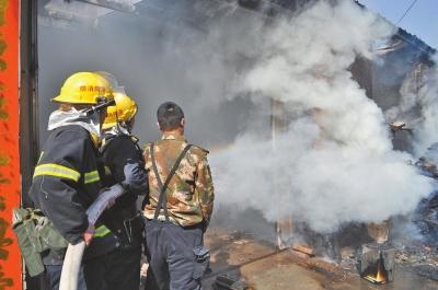 火勢兇猛，濃煙滾滾，消防官兵正在奮力救火。