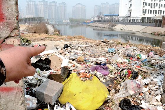 金水河長江路橋下河水發(fā)臭,水邊堆放眾多垃圾 金水河長江路橋下河水發(fā)臭,水邊堆放眾多垃圾