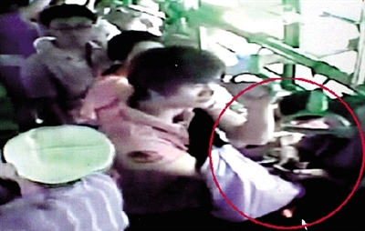 一名小偷拉開(kāi)了乘客李女士的包，并在包里摸了足足3分多鐘。最終，李女士被偷了2.4萬(wàn)多元錢?！?翻拍視