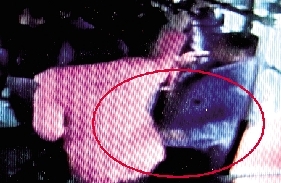 一小偷把手伸到乘客衣兜內(nèi)行竊時(shí)的瞬間。(翻拍視頻)