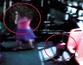 去年10月份的一天，一名女乘客打著電話下了車，包丟在了車上。(翻拍視頻)