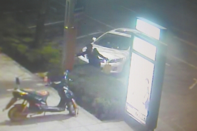 監(jiān)控視頻顯示，一名女子正在往路燈桿和路牌燈箱上噴涂。