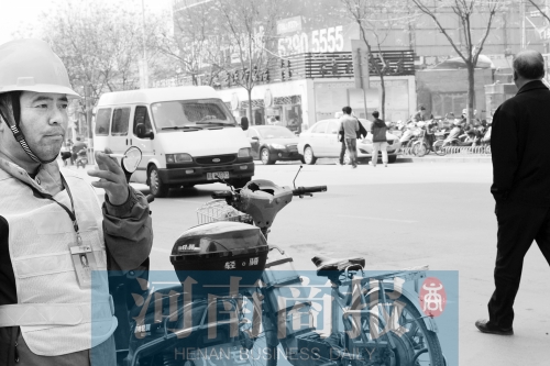  燃?xì)庑孤?消防員演習(xí)變實戰(zhàn)。而幾米外,有工作人員在抽煙