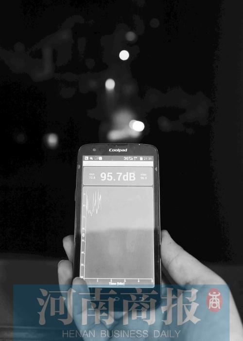 在黃先生家中，測得噪音為95.7分貝