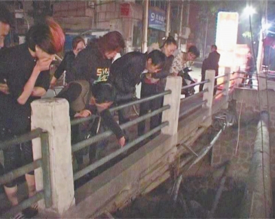 圍觀群眾感嘆橋那么高，被扔下橋的劉先生真是“萬幸”。