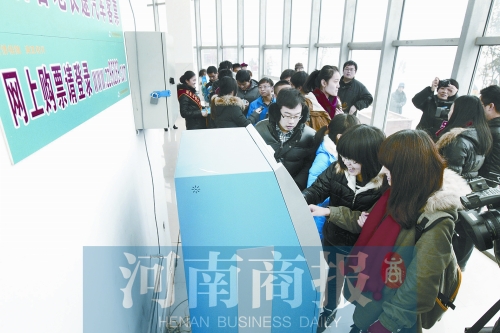 自動售票機(jī)安裝在高校內(nèi)，方便了學(xué)生購票返鄉(xiāng)