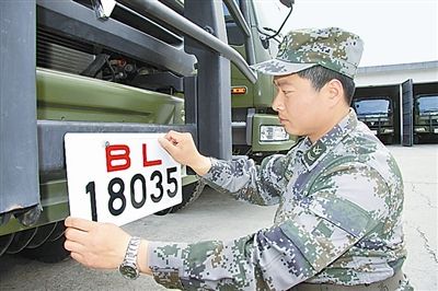 駐京某部上士高振超正在認(rèn)真更換新式軍車號牌?！　　”緢笥浾摺∫『綌z