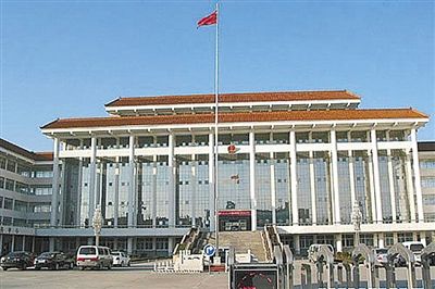 濮陽縣違規(guī)、超標(biāo)修建的縣委、縣政府辦公樓。新華社發(fā)發(fā)布