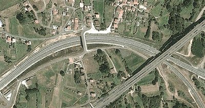 事發(fā)地的急轉(zhuǎn)彎道。以下是監(jiān)控視頻截圖。