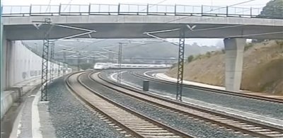 時(shí)速190公里的列車通過一個(gè)限速80公里的急轉(zhuǎn)彎。