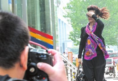 7月22日李某某輪奸案庭前會議，夢鴿擋臉小跑進(jìn)法院。資料圖片京華時報記者蒲東峰攝