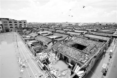 19日，廣東汕頭潮陽(yáng)區(qū)和平鎮(zhèn)出現(xiàn)水浸現(xiàn)象。連日來(lái)，廣東省汕頭市潮陽(yáng)區(qū)、潮南區(qū)普降暴雨。新華社發(fā)