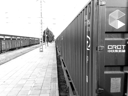 此次班列跟車工作人員@就著米飯吃面條發(fā)微博說：一路走來，每個?？空镜墓ぷ魅藛T都在夸我們的集裝箱。