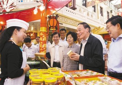 9月6日，王岐山在天津南市食品街調(diào)研，在月餅柜臺(tái)前，詢問中央關(guān)于中秋國慶嚴(yán)禁公款送禮的規(guī)定發(fā)布后的銷售情況。新華社記者 李學(xué)仁 攝