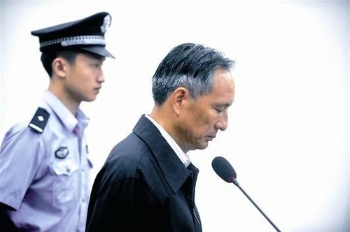 圖為：10日，張曙光在北京市第二中級人民法院接受庭審 新華社發(fā)