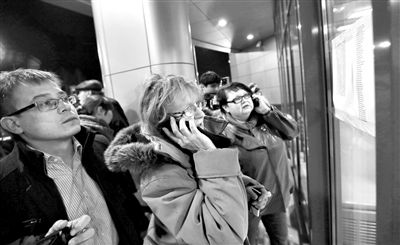 11月17日，俄羅斯喀山機場，一些人在查看航站樓上貼著的遇難者名單，他們可能是遇難者的親屬。