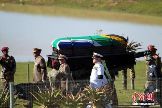 圖為南非海、陸、空三軍首腦為曼德拉護(hù)靈。宋方燦 攝