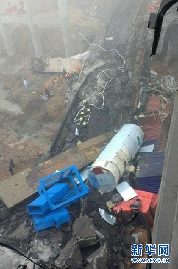 連霍高速洪陽(yáng)橋被炸坍塌　多輛載有人員的車輛墜橋