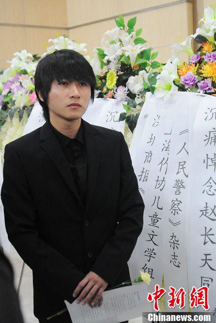 韓寒到場痛哭流淚。