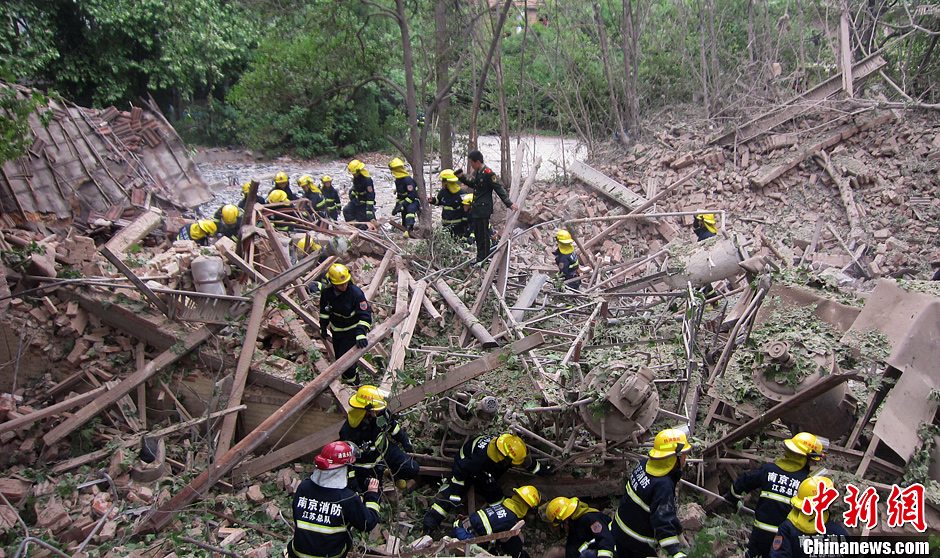 圖為南京消防隊員在現(xiàn)場搜救。中新社發(fā) 梅亮 攝