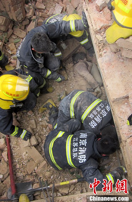 圖為南京消防隊員找到被埋工人。中新社發(fā) 梅亮 攝