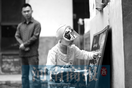 右手受傷了，她用左手在家里的小黑板上練習(xí)寫字