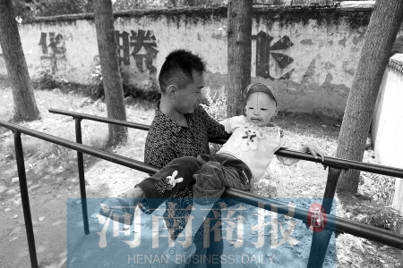 她以前最喜歡和小朋友們在學(xué)校里玩雙杠