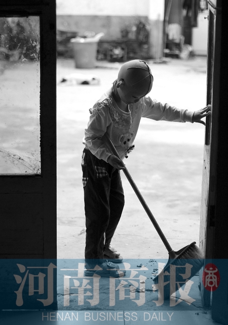 她很懂事，經(jīng)常幫助爸爸媽媽打掃衛(wèi)生