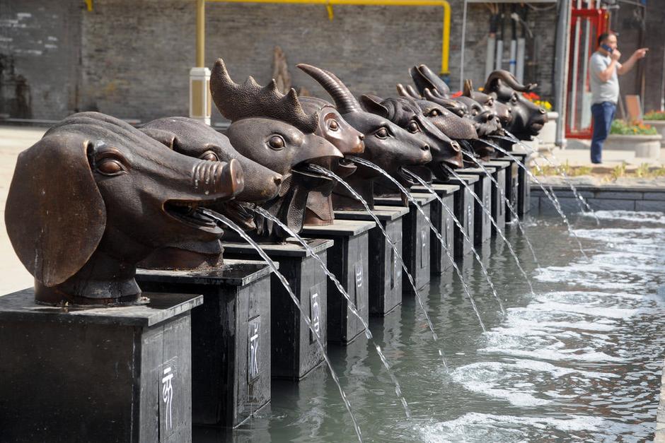圖為十二獸首嘴里不停向外噴水。