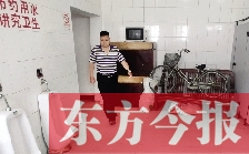 男廁中擺放的電視機(jī)、柜子、自行車等物品