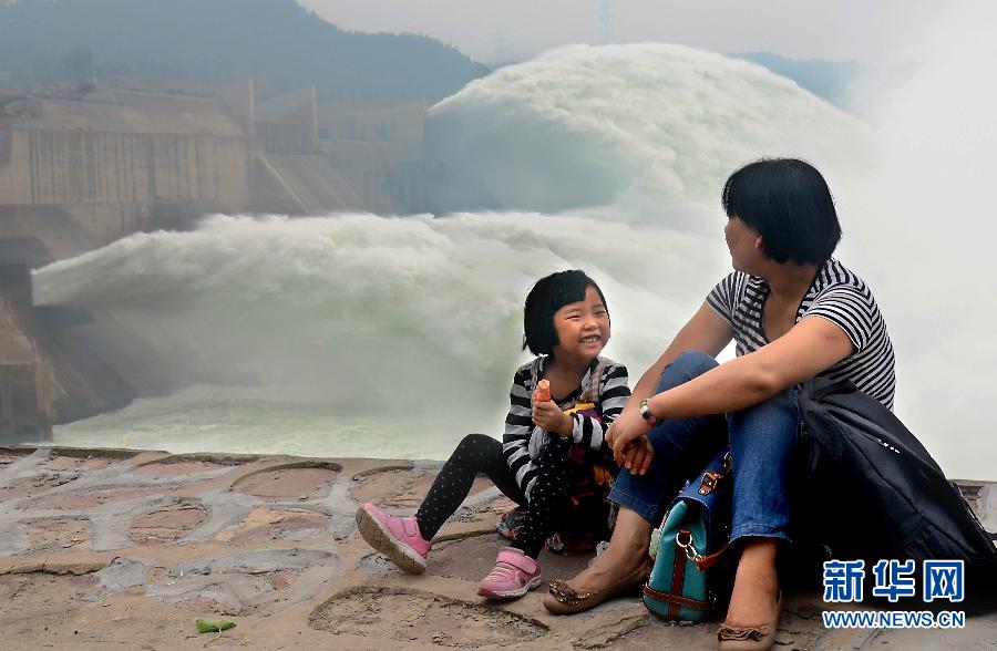 　6月22日，兩位游客在黃河小浪底景區(qū)內(nèi)歇息。