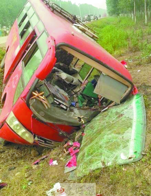 　扎進(jìn)溝里的中巴車，擋風(fēng)玻璃碎了一地。