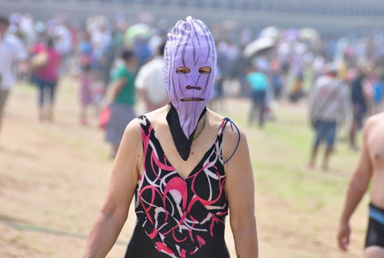 2013年7月3日，山東青島青島高溫來襲，“青島大媽”不懼滸苔，戴著“強(qiáng)盜面具”出現(xiàn)在海水浴場(chǎng)消暑降