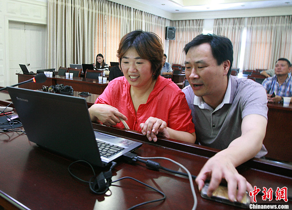 浙江江山韓亞空難親歷學(xué)生與國內(nèi)家長進(jìn)行視頻對話 中新社發(fā) 李晨韻/攝