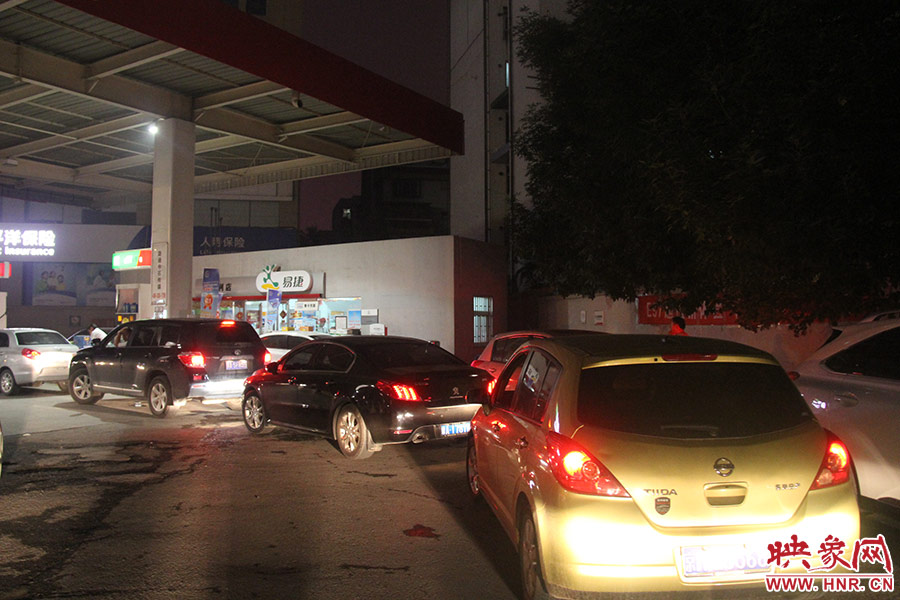 加油站內(nèi)，車主們正在正待為愛車加油