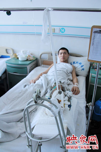 “如果有人肯幫我出4萬元的醫(yī)藥費，我愿意為他免費工作3年，多苦多累都行?！?月26日，躺在病床里上的