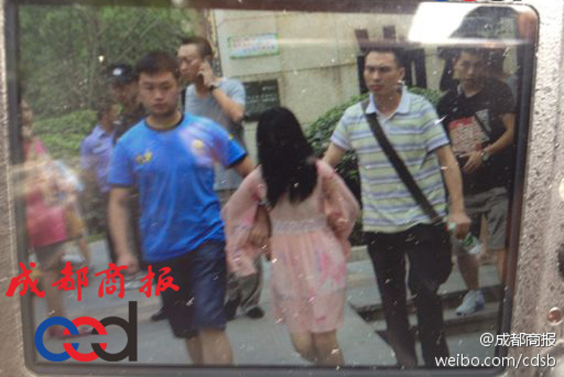 圖為事發(fā)現(xiàn)場，嫌疑人被警方控制。