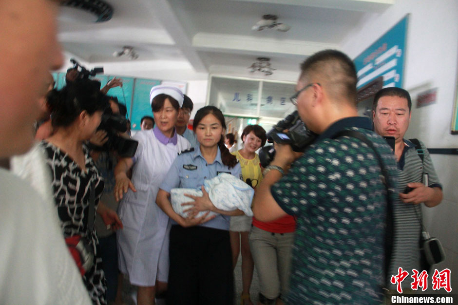 圖為當(dāng)?shù)孛窬瘧驯Й@救嬰兒進入富平婦幼保健院。張一辰 攝