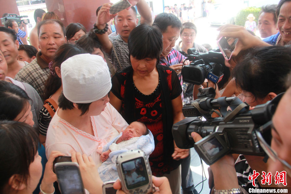 圖為大批媒體記者采訪獲救嬰兒母親。張一辰 攝