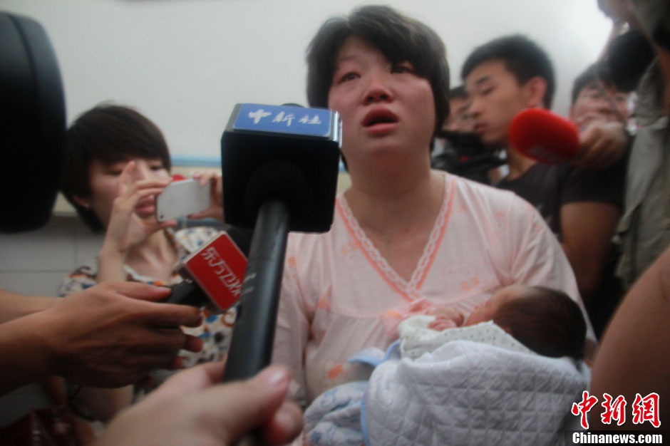 圖為獲救嬰兒母親接受中新社記者采訪。張一辰 攝