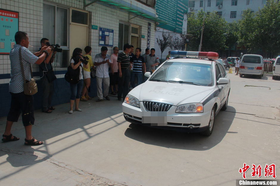 圖為護送獲救嬰兒的警察駛?cè)敫黄娇h婦幼保健院。張一辰 攝