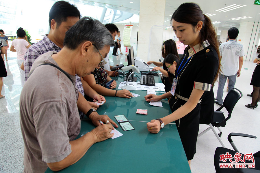 辦理借書卡很便捷，只需要身份證和一百元押金就可以。