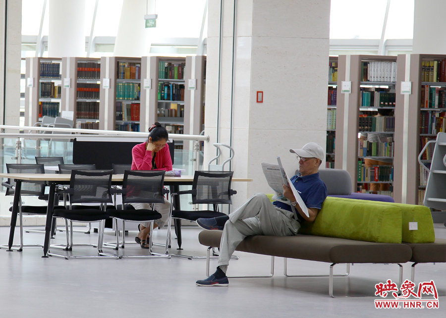 閱讀區(qū)有沙發(fā)，有桌椅，讓讀者有了更多的選擇。